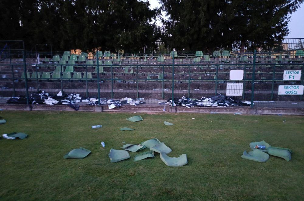 Zdemolowany sektor gości na stadionie w Tarnobrzegu! (fot. Siarka Tarnobrzeg/facebook)