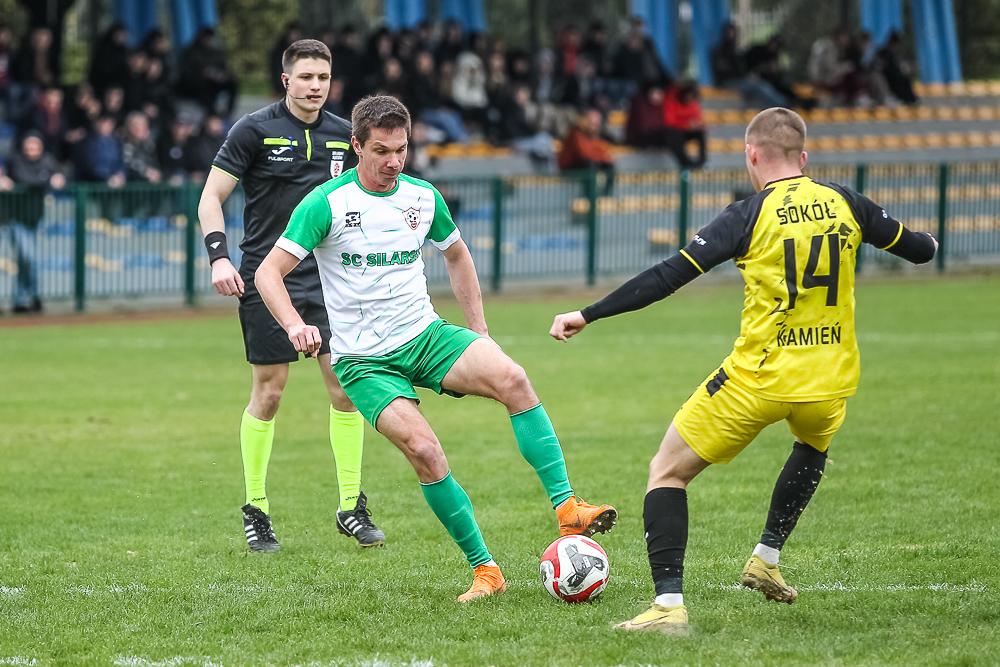 Przed Sokołem Kamień (żółto-czarne stroje) trudny wyjazd do Kolbuszowej Dolnej (fot. Radek Kuśmierz)