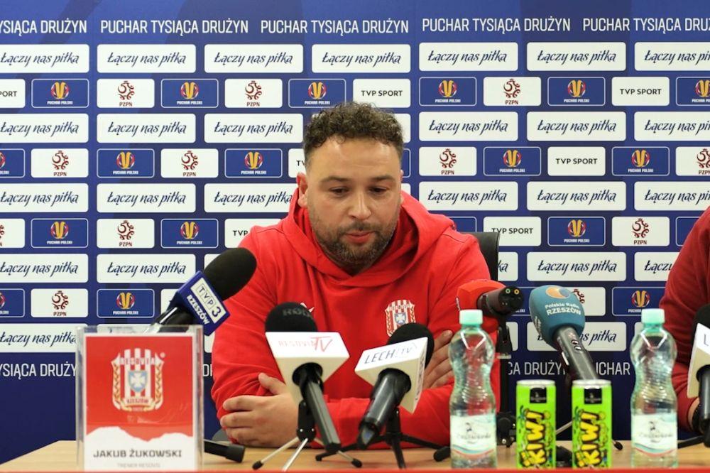 Na zdjęciu Jakub Żukowski, trener Resovii (fot. Resovia TV)