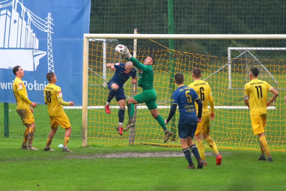 Czarni Połaniec (żółte stroje) wygrali z Avią Świdnik po niezwykle dramatycznym spotkaniu. Gospodarze przegrywali już 0-3, by ostatecznie zwyciężyć 4-3 (fot. facebook.com/AviaSwidnik1952)