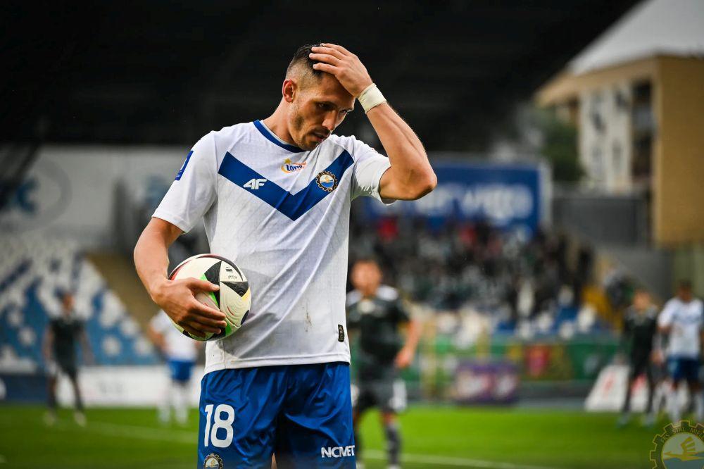 Piotr Wlazło został wyróżniony po ostatnim meczu z Lechią Gdańsk (fot. FKS Stal Mielec S.A.)