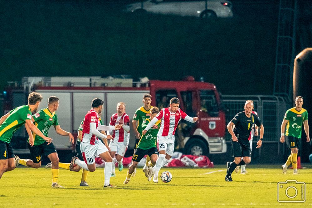 Resovia (biało-czerwone stroje) zremisowała w Jastrzębiu-Zdrój 1-1 (fot. Paweł Golonka / Resovia).