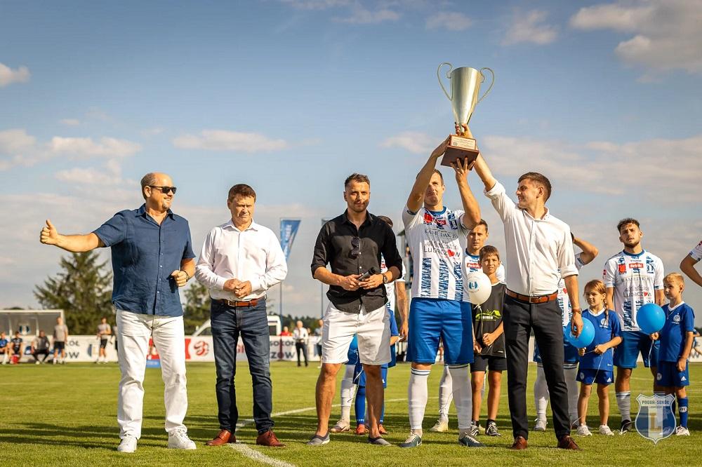 Grzegorz Wróbel (w czarnej koszuli) został nowym prezesem Pogoni-Sokół Lubaczów! (fot. Tomasz Mielnik/Pogoń-Sokół Lubaczów) 