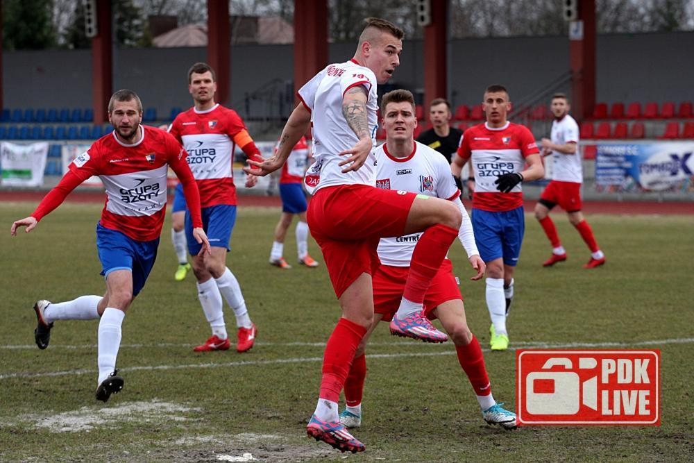 Wisła Puławy (czerwono-niebieskie stroje) jest jednym z faworytów do wygrania 3 ligi gr. IV w sezonie 2020/2021 (fot. Radosław Kuśmierz)