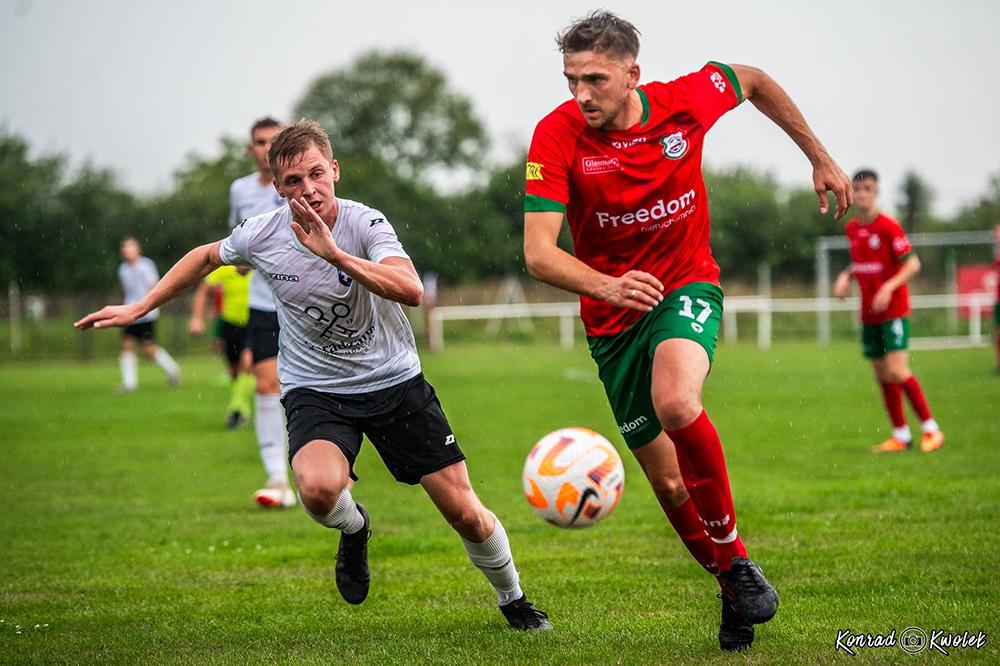 Strug Tyczyn (biało-czarne stroje) pokonali Partyzanta Targowiska 3-2 w sparingu (fot. Konrad Kwolek)