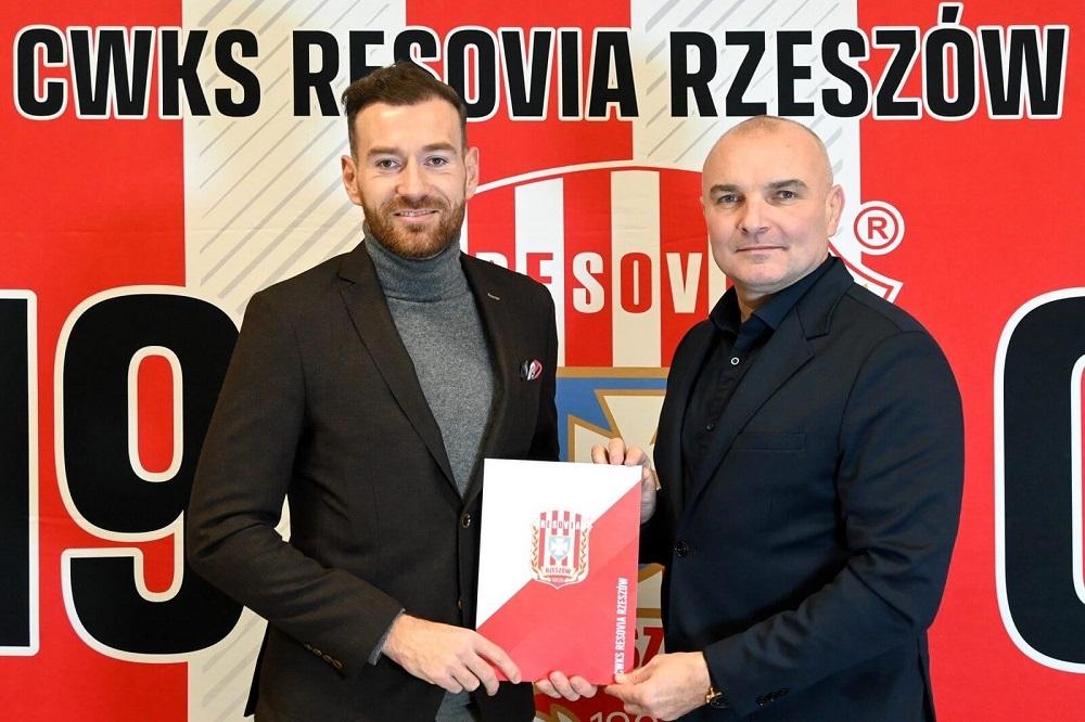 Paweł Szylar (po prawej) rozmawiał z 12 kandydatami na trenera Resovii. (fot. Resovia)