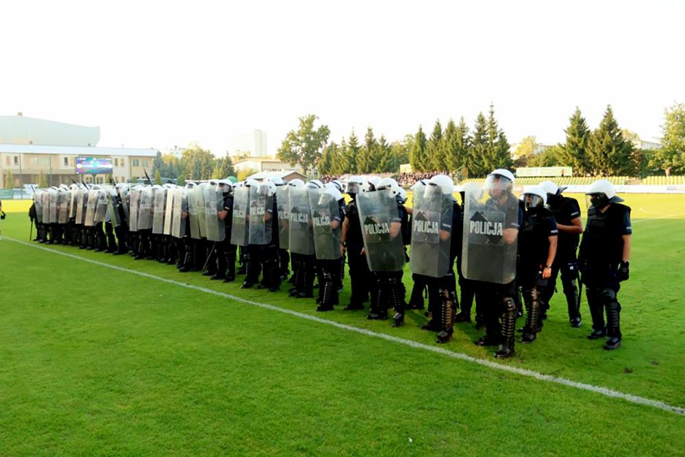 Podczas meczu Siarka Tarnobrzeg - Sandecja Nowy Sącz interweniować musiała policja (fot. tarnobrzeg.policja.gov.pl)