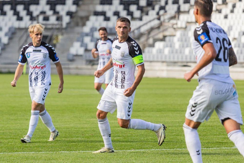 Kuriozalna sytuacja w Sandecji. Kamil Słaby ze złamaną ręką po...siłowaniu z trenerem (fot. Sandecja Nowy Sącz)