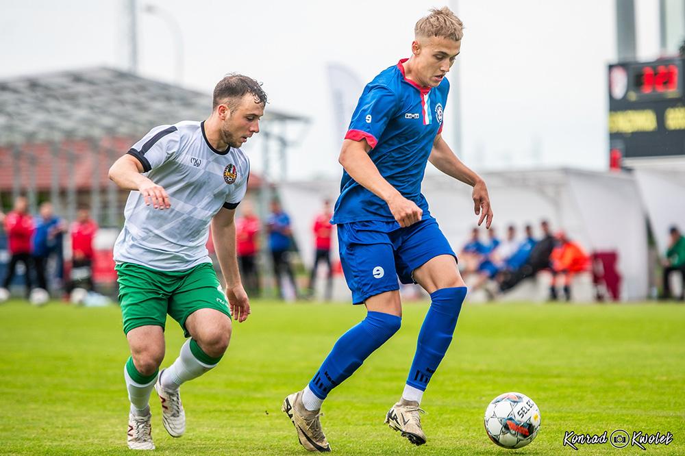 Reprezentacja Podkarpackiego ZPN (granatowe stroje) pokonała w pierwszym meczu UEFA Regions Cup Lubelski ZPN 4-2 (fot. Konrad Kwolek/Podkarpacki ZPN)