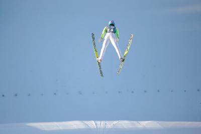 Zimowe tradycje sportowe: od skoków narciarskich po biegi świąteczne