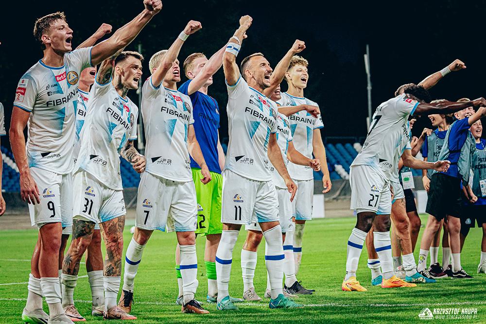 Na zdjęciu piłkarze Stali Rzeszów po wygranej 1-0 z Arką Gdynia na inaugurację rozgrywek Betclic 1. Ligi w sezonie 2024/2025 (fot. Krzysztof Krupa / Stal Rzeszów)