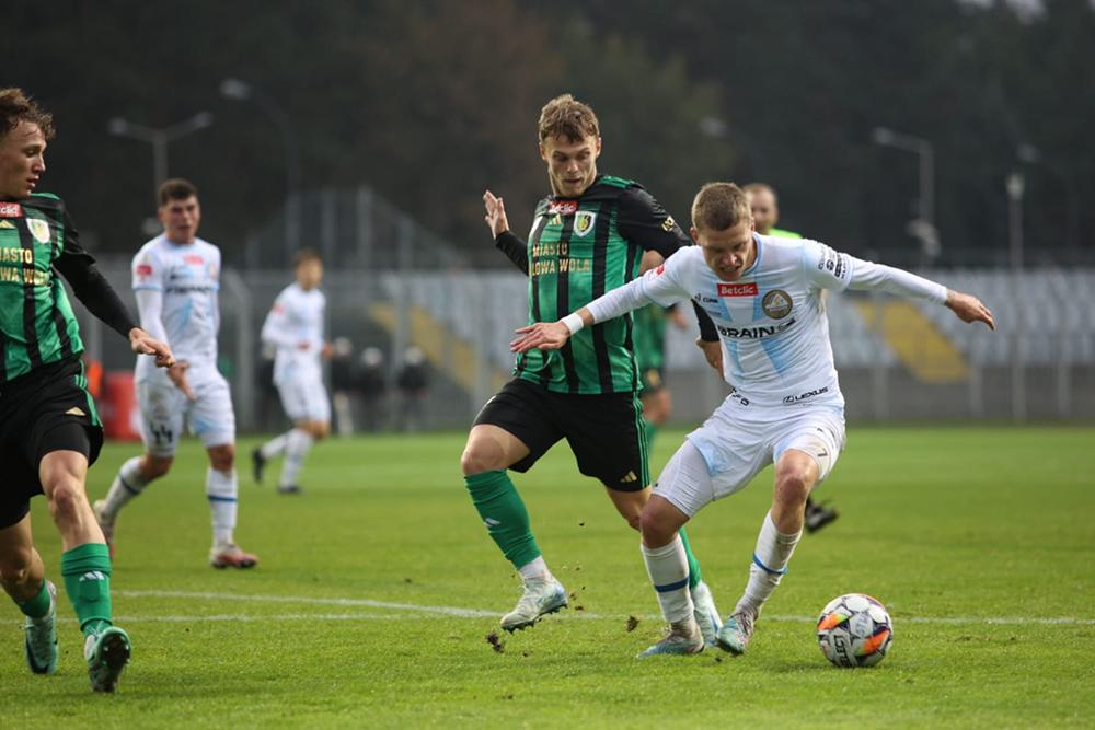 Stal Stalowa Wola (zielono-czarne stroje) zremisowała przed własną publicznością ze Stalą Rzesżów. Derby Podkarpacia skończyły się wynikiem 2-2 (fot. Daniel Tracz)