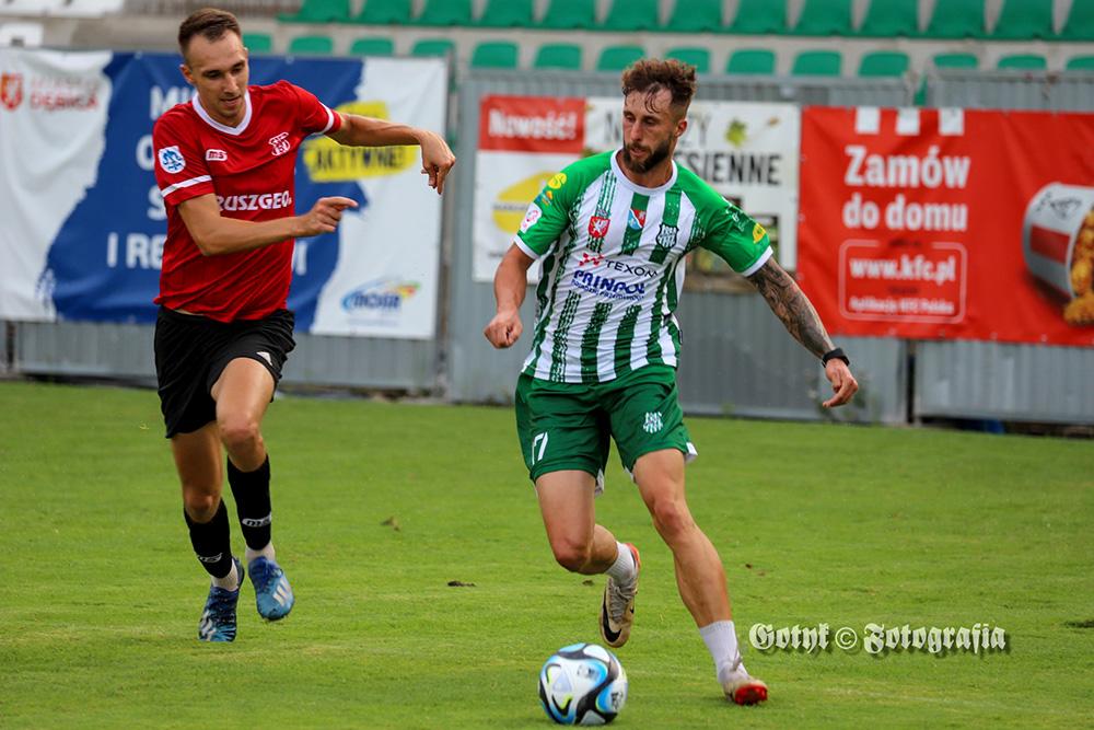 Wisłoka Dębica (biało-zielone stroje) zremisowała z Legionem Pilzno 0-0 (fot. Gotyk / Wisłoka Dębica)