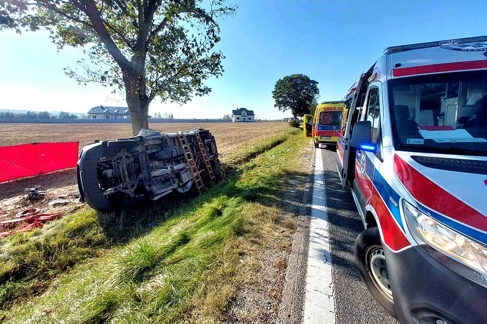 Bus wiozący juniorów starszych Alitu Ożarów uderzył w drzewo i przewrócił się. W wyniku zdarzenia zginęły dwie osoby, w tym trener Damian Jędrzejewski (fot. straż pożarna)