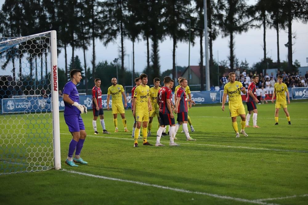 Pogoń- Sokół Lubaczów (granatowo-czerwone stroje) lub SPEC Stal Łańcut (żółte stroje). Jedna z tych drużyn awansuje do 3 ligi. (fot. SPEC Stal Łańcut/facebook)