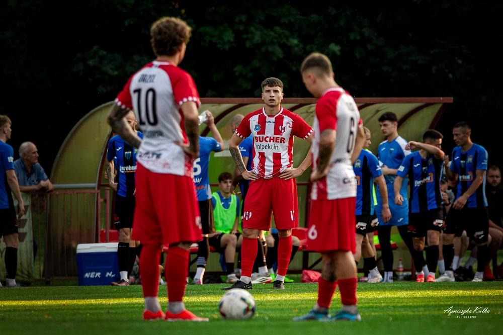 Piłkarzy Orła (czerwono-białe stroje) czeka w tej kolejce wyjazd do Kamienia (fot. Agnieszka Kulka Photography)